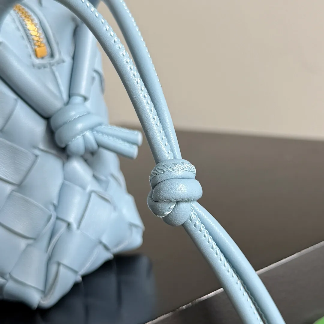 Batch 1560 New version and new color (third generation) 𝗕𝗼𝘁𝘁𝗲𝗴𝗮 𝗩𝗲𝗻𝗲𝘁𝗮 ——— BV’s best value for money, the latest version of the loop camera bag💥, large woven texture, super high quality lambskin as always, with zippers, adjustable drawstrings, it’s especially suitable for the belly💫It can fit anything, and it’s very light weight, suitable🈴️for girls of all ages. Size: 17*10*6cm Style number: 723547